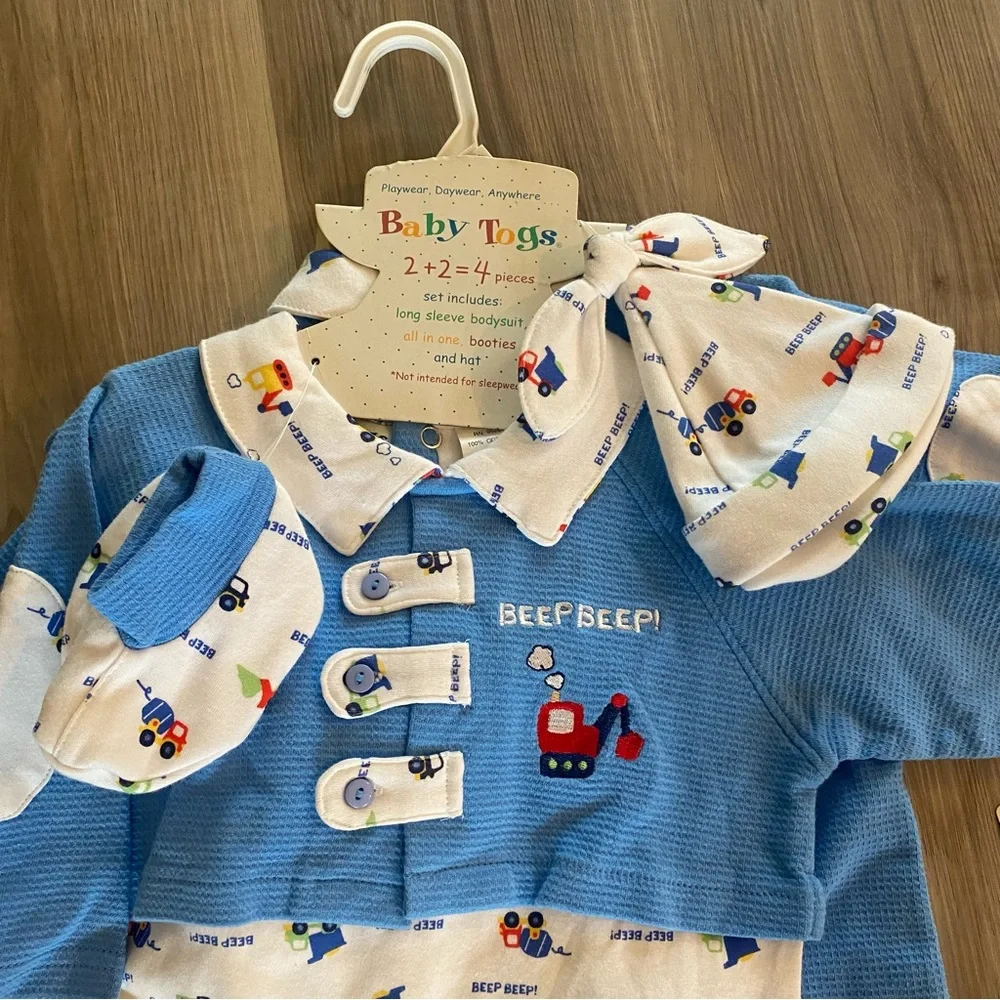 New Baby Togs 4 Piece Set. #2 Bodysuits, Hat & Booties. Size 9 months